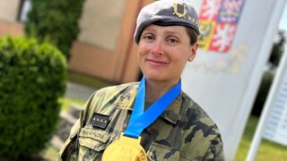 Ilustrační obrázek ke článkuSpecialistka zbrojní služby kapitánka Pavla Kopicová má zlato z ME Masters ve vzpírání