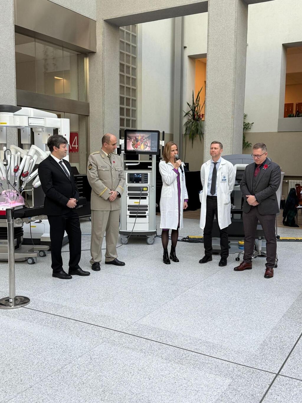 Lidé si v ÚVN díky Dnům robotické chirurgie mohou vyzkoušet práci operatéra