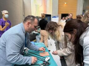 Lidé si v ÚVN díky Dnům robotické chirurgie mohou vyzkoušet práci operatéra