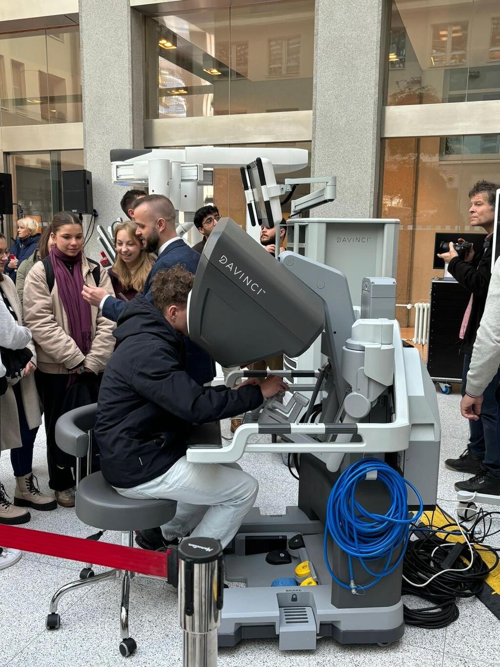 Lidé si v ÚVN díky Dnům robotické chirurgie mohou vyzkoušet práci operatéra