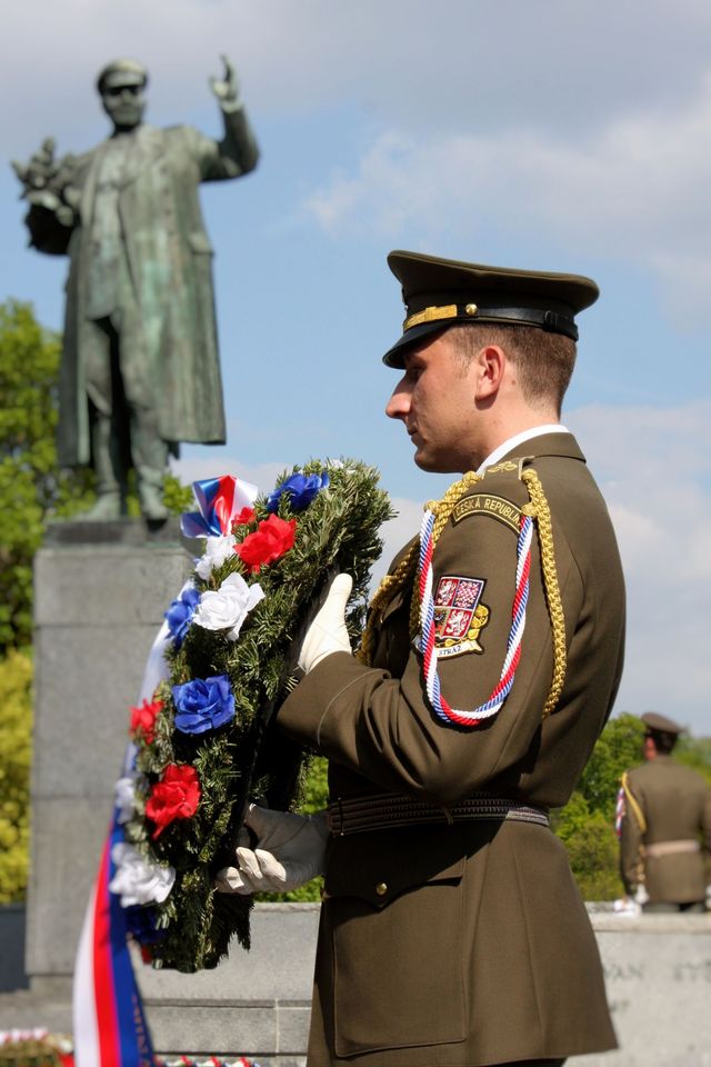 Pietní akt na nám. Interbrigády před sochou maršála Koněva