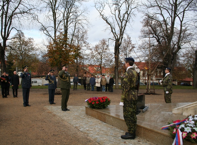 Pietní akt u centrálního pomníku v Zámecké aleji v Braddýse nad Labem - 1
