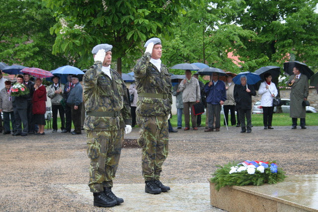 Pietní akt u Centrálního pomníku v Zámecké aleji v Brandýse nad Labem (1)