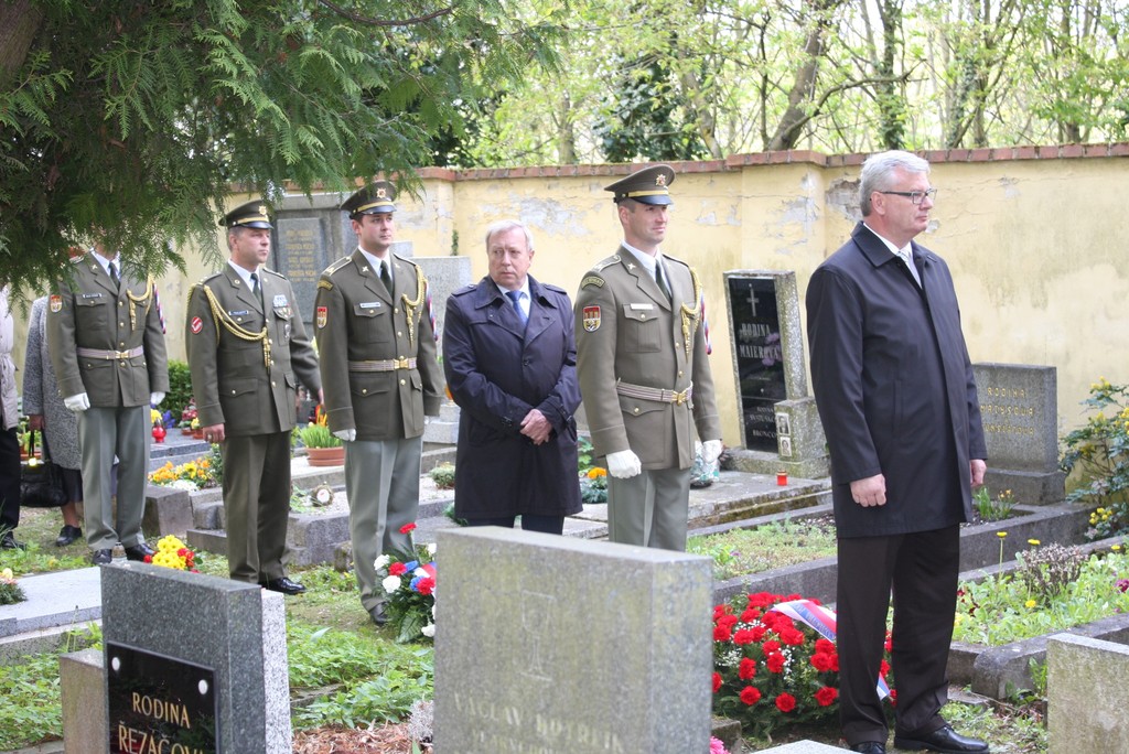 Pietního aktu v pražských Vokovicích se zúčastnil místopředseda Senátu Parlamentu ČR Ivo Bártek