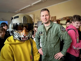 Piloti apelovali na děti, aby se učily cizí jazyky.