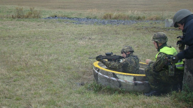 Herec Martin Písařík při střelbách na bojové dráze