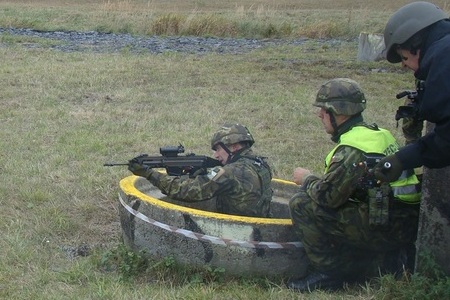 Přáslavická četa aktivních záloh cvičila pod dohledem filmařů 