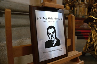Plaketa na připomínku plukovníka Oskara Šverdíka