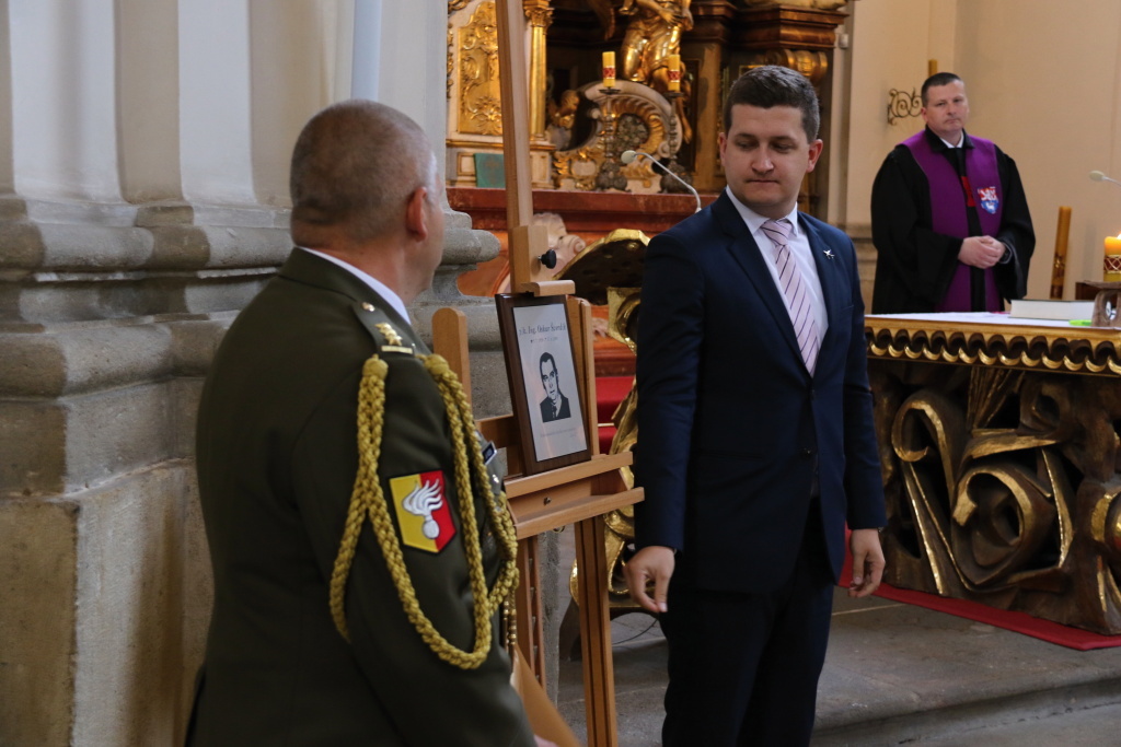 Plaketu odhalili syn plukovníka Šverdíka a plukovník Roček