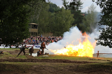 Plamenomet byl mocnou zbraní k čištění zákopů