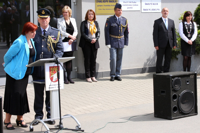 Plk. Mike Longstaff během svého projevu k účastníkům slavnotního aktu