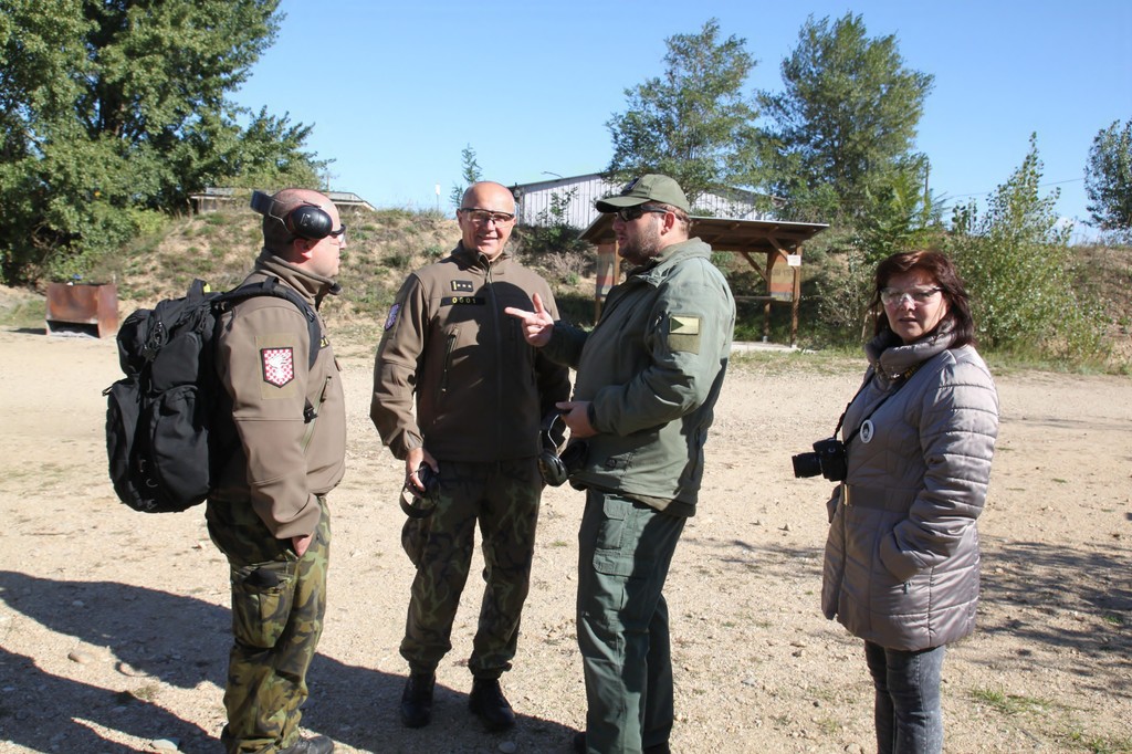 Plk. Miroslav Murček (druhý zleva) a Petra Schamsová (první zprava)