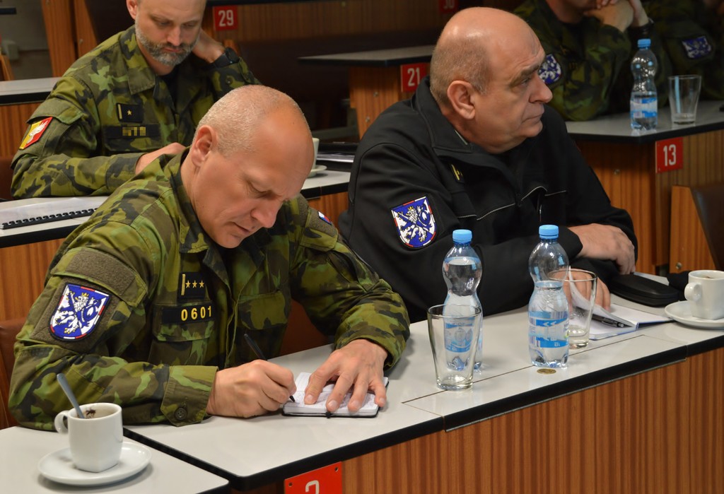 Plukovník Miroslav Murček si pozorně zapisoval důležité poznatky