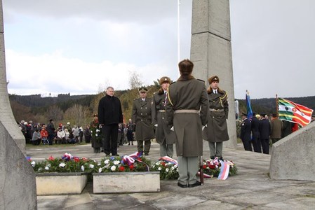 Zástupci resortu obranu si připomínají 72. výročí vypálení obce Ploština
