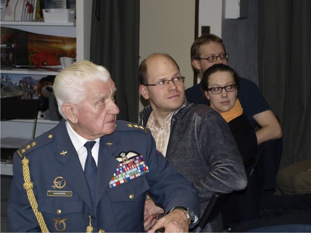 Plukovník Boček při besedě