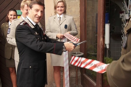 Plukovník Fabrizio Parrulli slavnostně přestřihl pásku