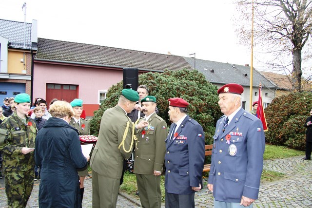 Plukovník gšt. Ing. Radek Henner a poslankyně Miroslava Strnadlová udělují pamětní medaili plk. I.M. Josefa Valčíka