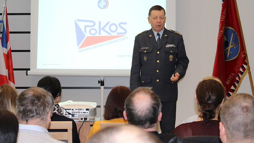 Koordinace je náročná, vojáci odvádějí skvělou práci, říká plukovník Medek