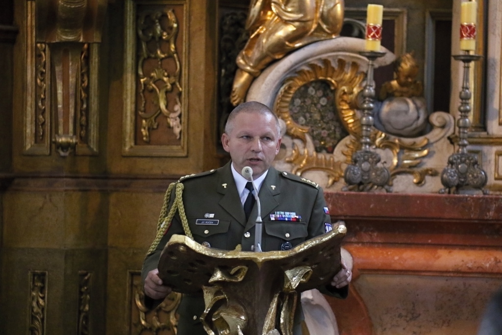 Plukovník Jiří Roček při projevu