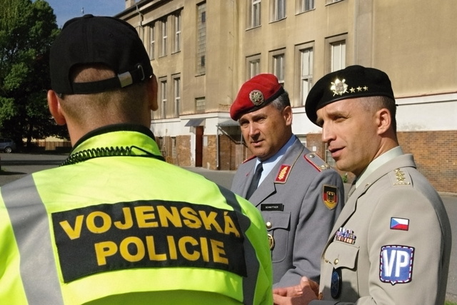 Plukovník Kříž představuje příslušníky VP
