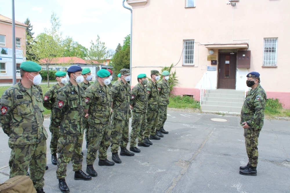 Plukovník Medek vydává pokyny vojákům pamáhajícím v Alzheimercentru