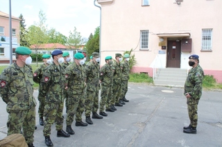 Plukovník Medek vydává pokyny vojákům pamáhajícím v Alzheimercentru
