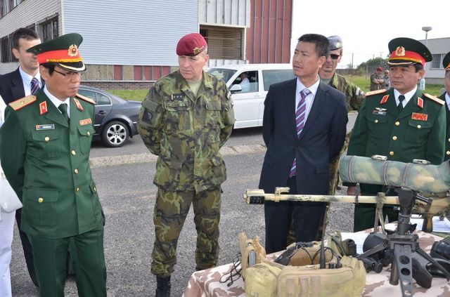 Vietnamská delegace u 4. brn: plukovník Miroslav Hlaváč předává informace o výzbroji brigády generálporučíkovi Vo Van Tuanovi