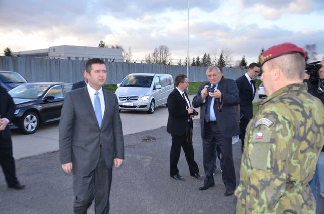 Plukovník Miroslav Hlaváč vítá předsedu Poslanecké sněmovny Parlamentu ČR Jana Hamáčka