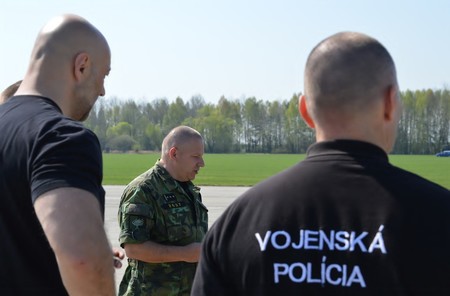 Plukovník Roček hovoří s účastníky výcviku