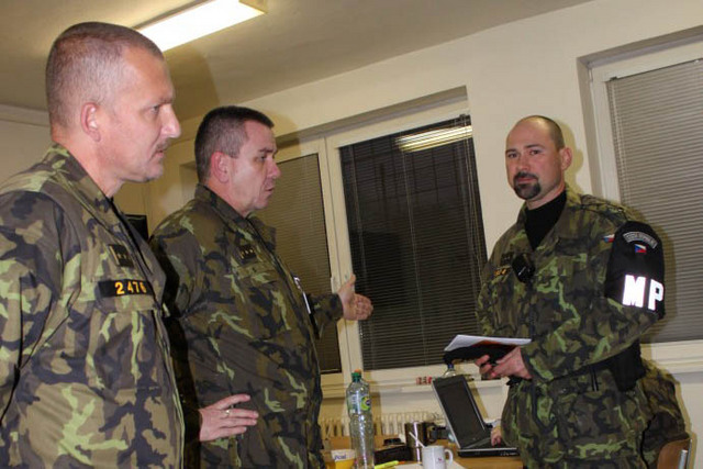 Plukovník Schuch při krátkém vyhodnocení s velitelem čety VP