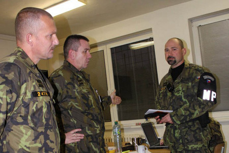 Plukovník Schuch při krátkém vyhodnocení s velitelem čety VP