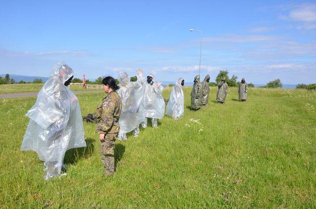 „Plyn! Postřik! Pláštěnky upravit!“ velí kapitánka Simona Pizúrová