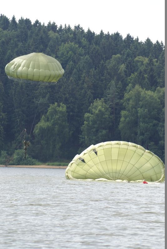 Po doskoku do vody musí výsadkář padák držet do okamžiku vyzvednutí