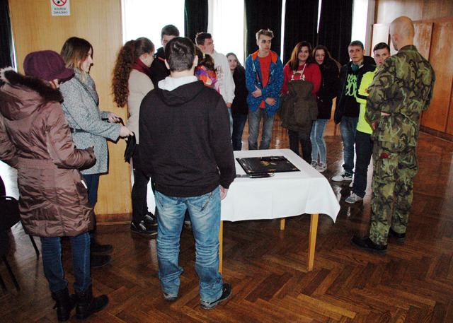 Po přednášce studenti obklopili autora