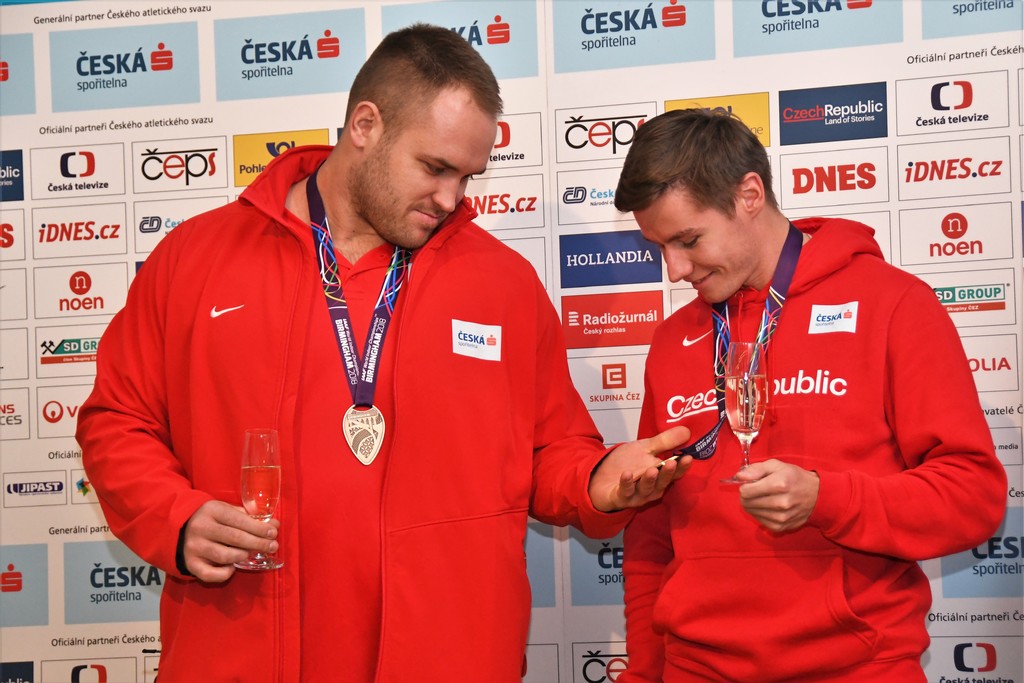 Po příletu medailistů z HMS si Tomáš Staněk a Pavel Maslák porovnávali  medaile. Liší se jen barvou.
