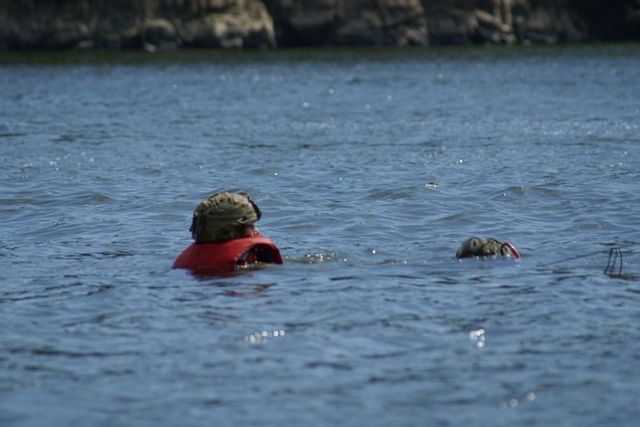 Po seskoku musí výsadkáři doplavat do místa určení