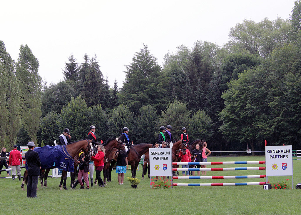 Po skončení závodu nastoupili všichni koně i jezdci k vyhlášení výsledků své kategorie