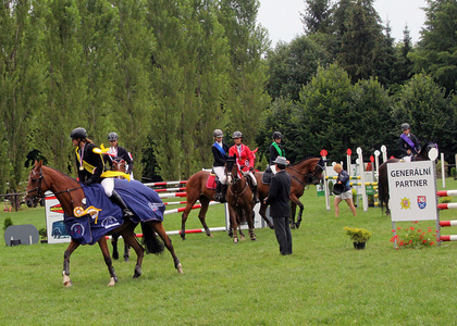 Po vyhlášení výsledků jeli koně slavnostní kolečko v čele s vítězem