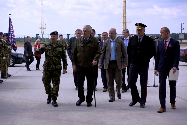 Po zdravici nastoupených vojáků následovala návštěva opravárenské haly