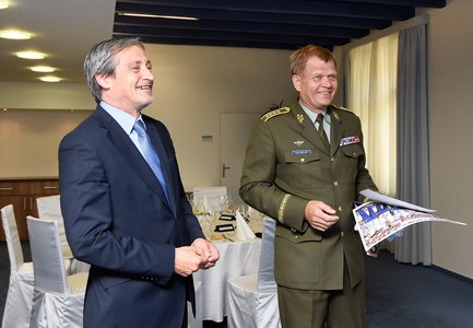 Ministr Stropnický a generál Bečvář poděkovali mistrům světa z Dukly