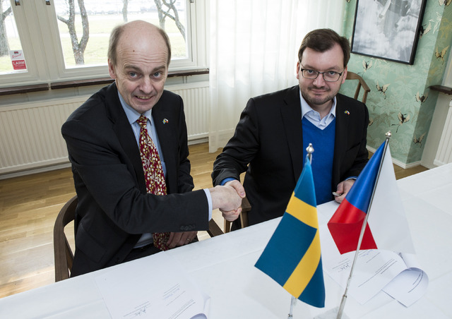 Podpis Agreed Minutes ze společného jednání vedoucími obou pracovních skupin (za ČR – Jan Jireš, za Švédsko – gen. Arne Hedén).
