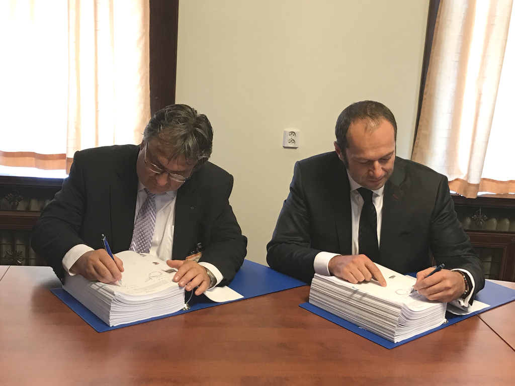 Náměstek Pavel Beran podepisuje smlouvu na GDS