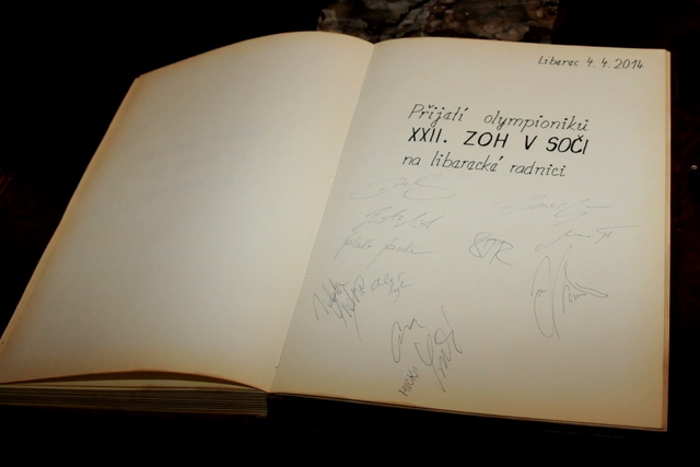 Podpisi sportovců v pamětní knize radnice