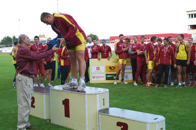 Pohár pro mistry ČR v družstvech předal atletům Dukly  ředitel ASC DUKLA Priščák