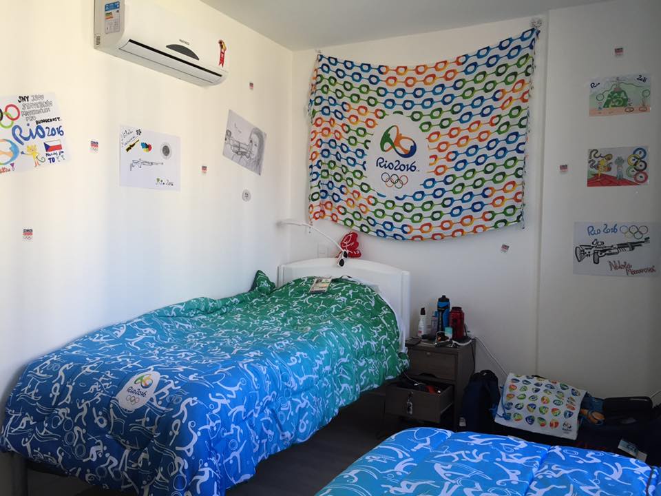 Pokoj dvou střelkyň Adély Bruns a Nikoly Mazurové v olympijské vesnici