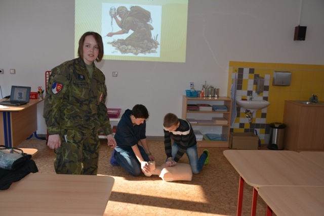 Poskytnutí první pomoci na cvičné figuríně