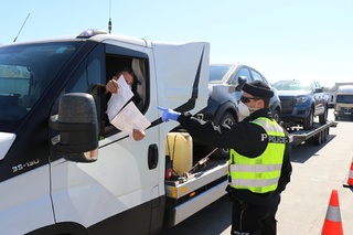 Policisté kontrolují nezbytné doklady