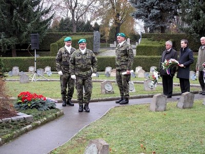 Položení květinových darů k pomníku 1. světové války