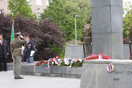 Položení kytic a věnců u památníku