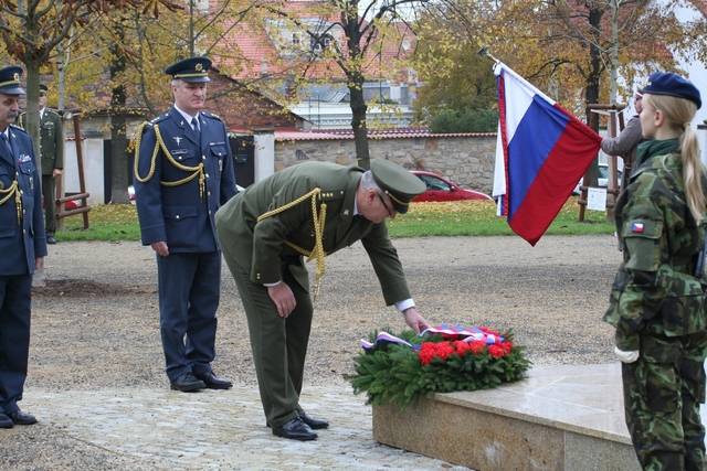 Položení věnce u centrálního pomníku